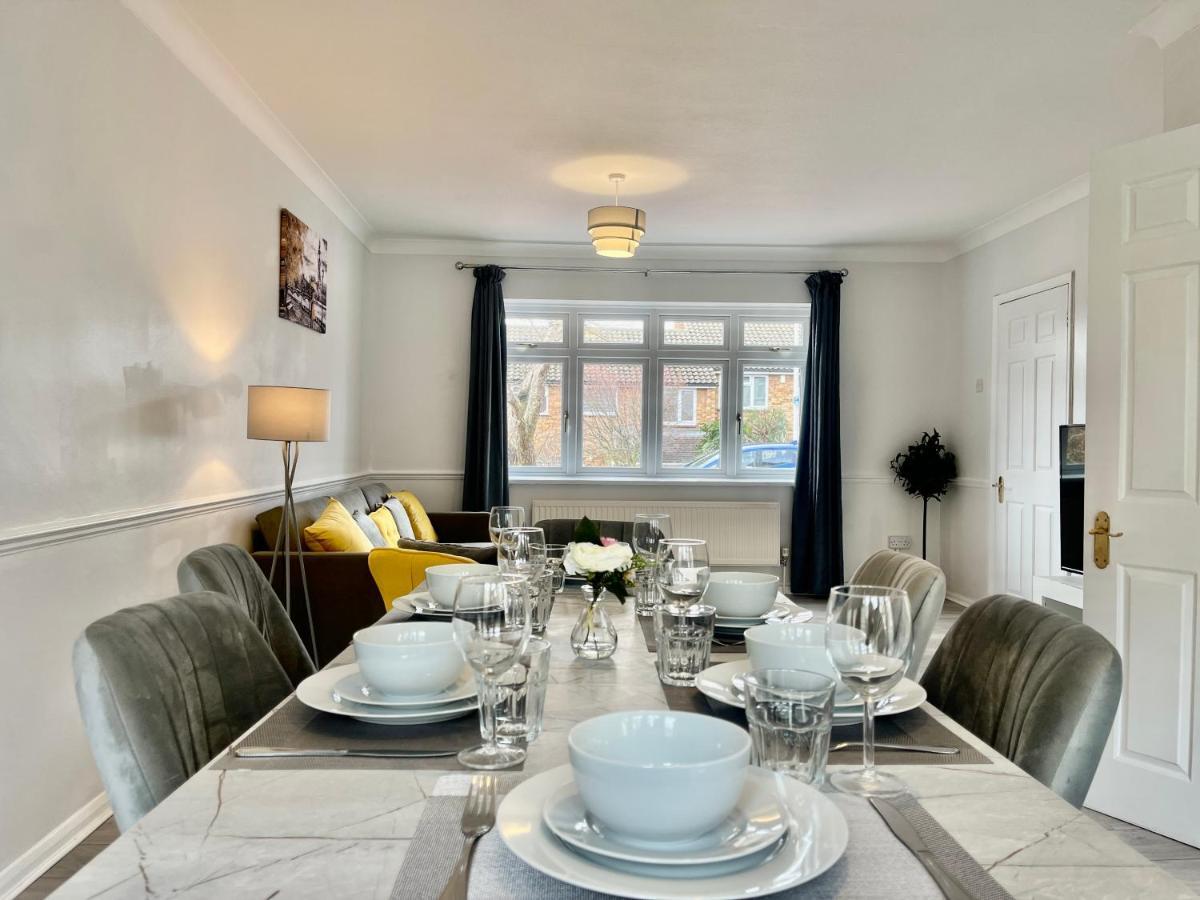 Stylish 3 Bed Chigwell Home With Free Parking المظهر الخارجي الصورة
