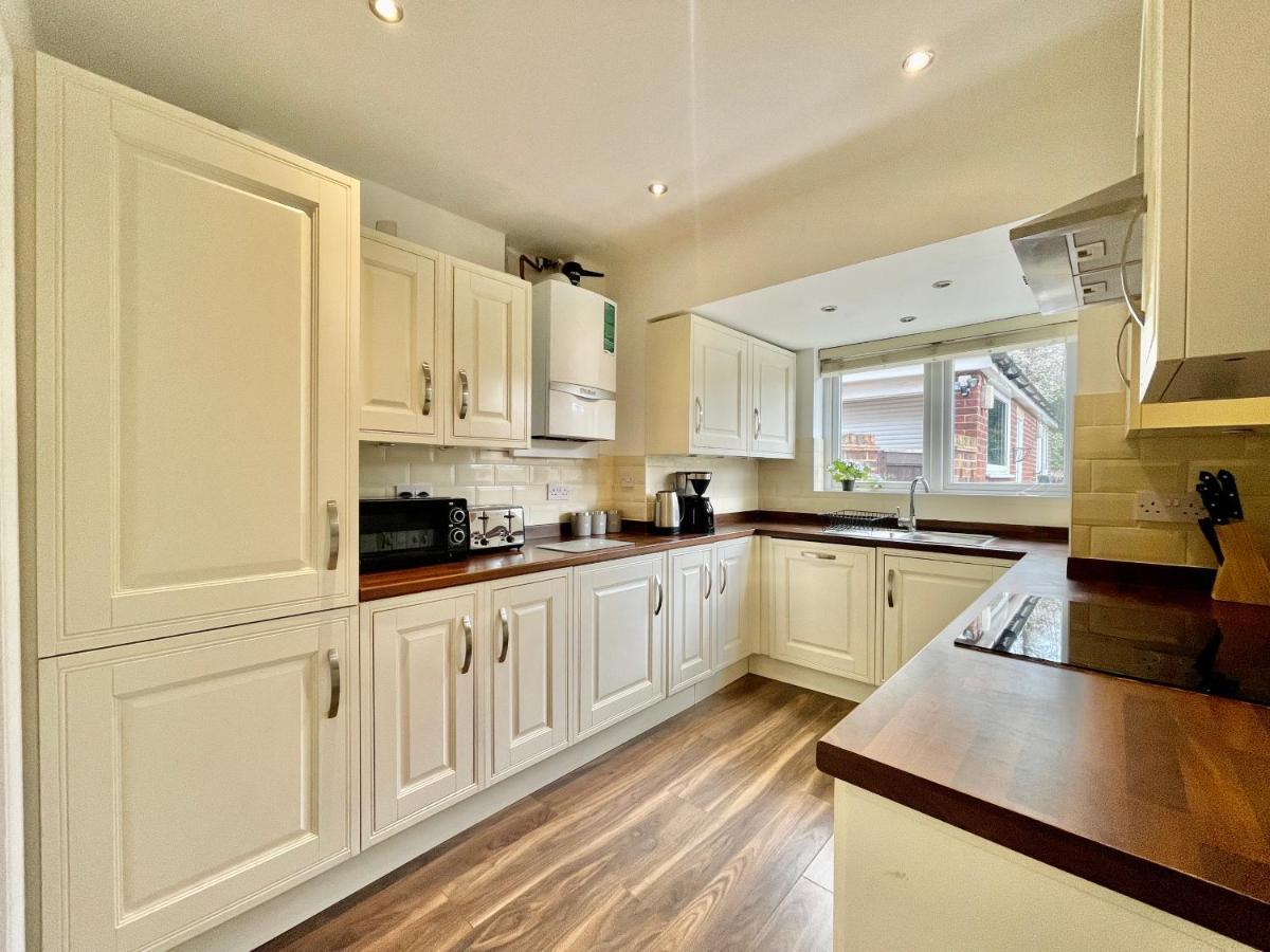 Stylish 3 Bed Chigwell Home With Free Parking المظهر الخارجي الصورة