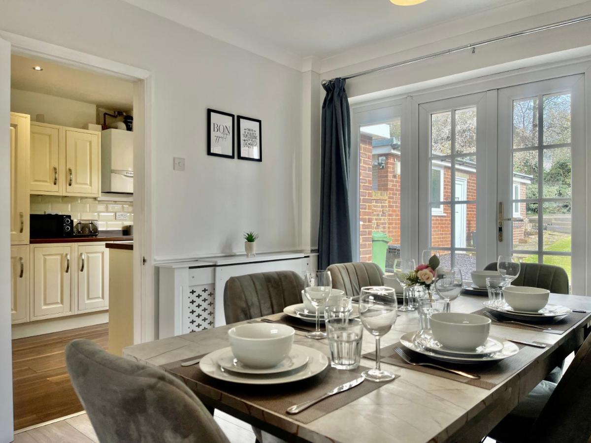 Stylish 3 Bed Chigwell Home With Free Parking المظهر الخارجي الصورة