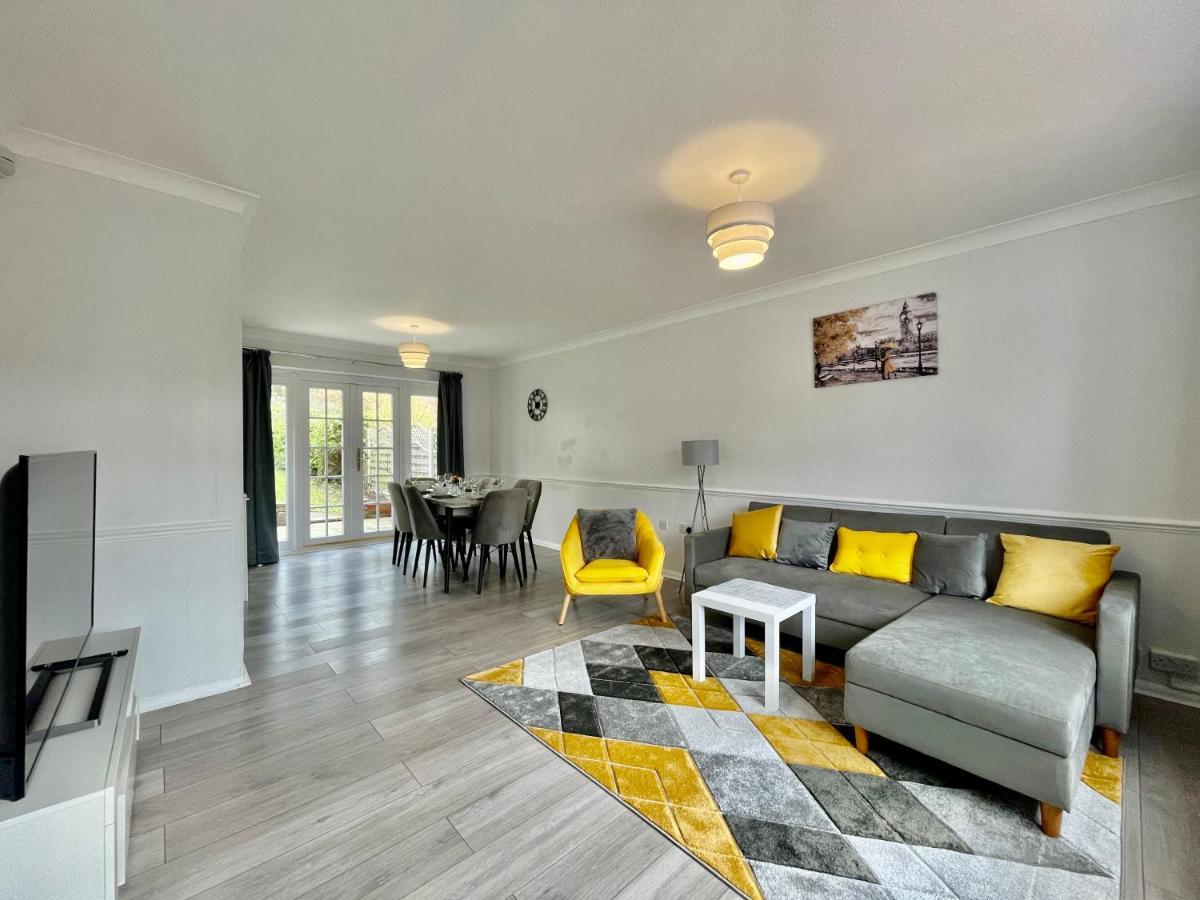 Stylish 3 Bed Chigwell Home With Free Parking المظهر الخارجي الصورة