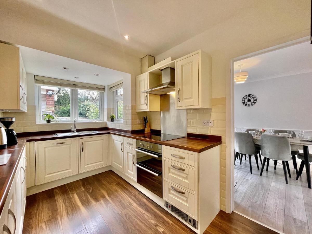 Stylish 3 Bed Chigwell Home With Free Parking المظهر الخارجي الصورة