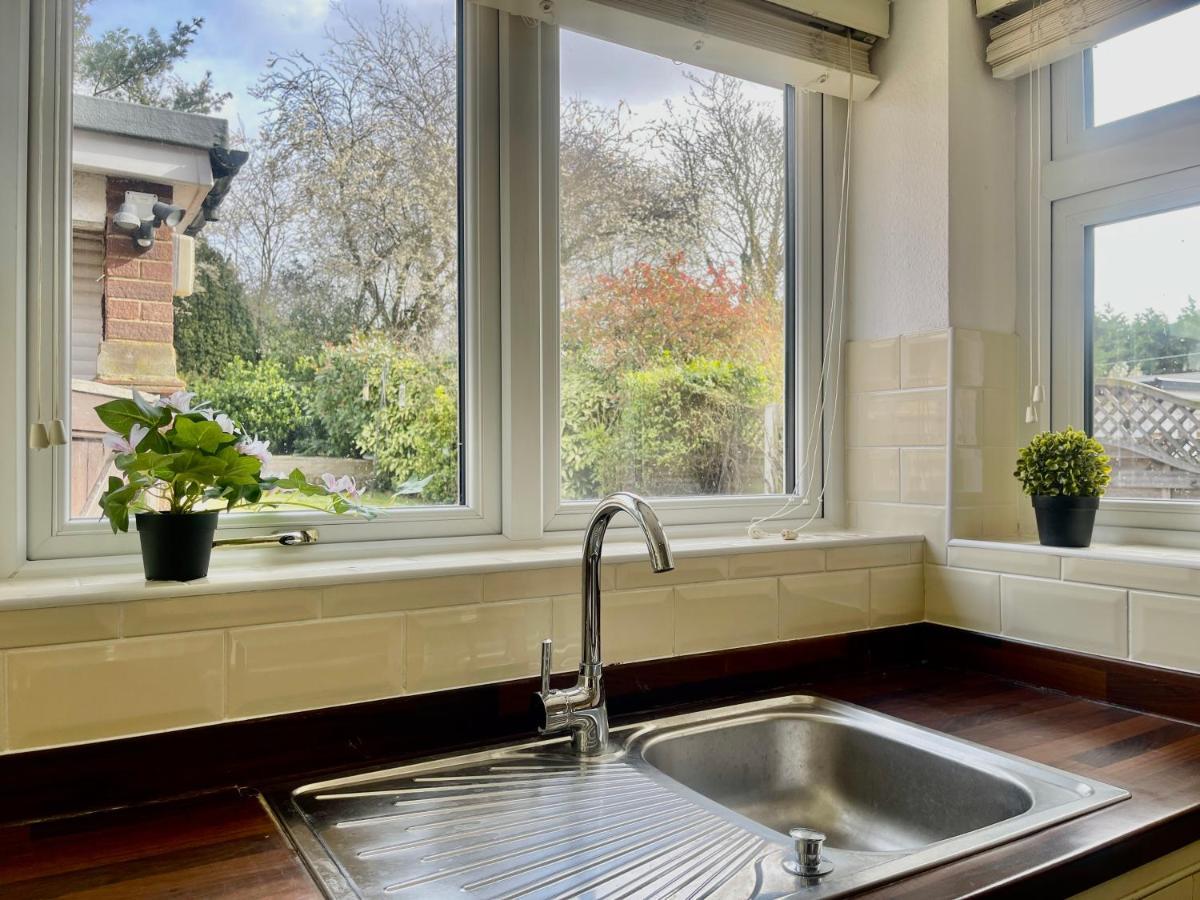Stylish 3 Bed Chigwell Home With Free Parking المظهر الخارجي الصورة