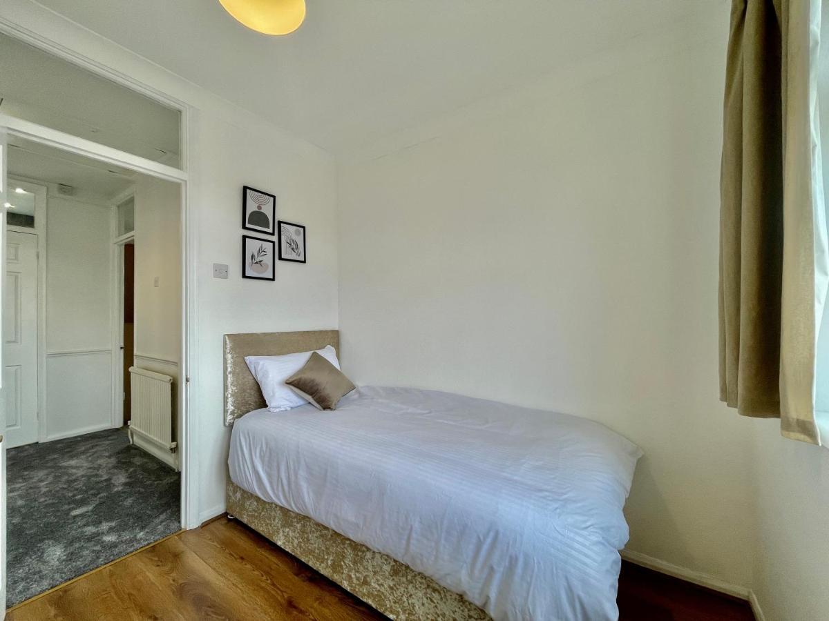 Stylish 3 Bed Chigwell Home With Free Parking المظهر الخارجي الصورة