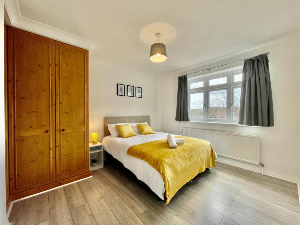 Stylish 3 Bed Chigwell Home With Free Parking المظهر الخارجي الصورة