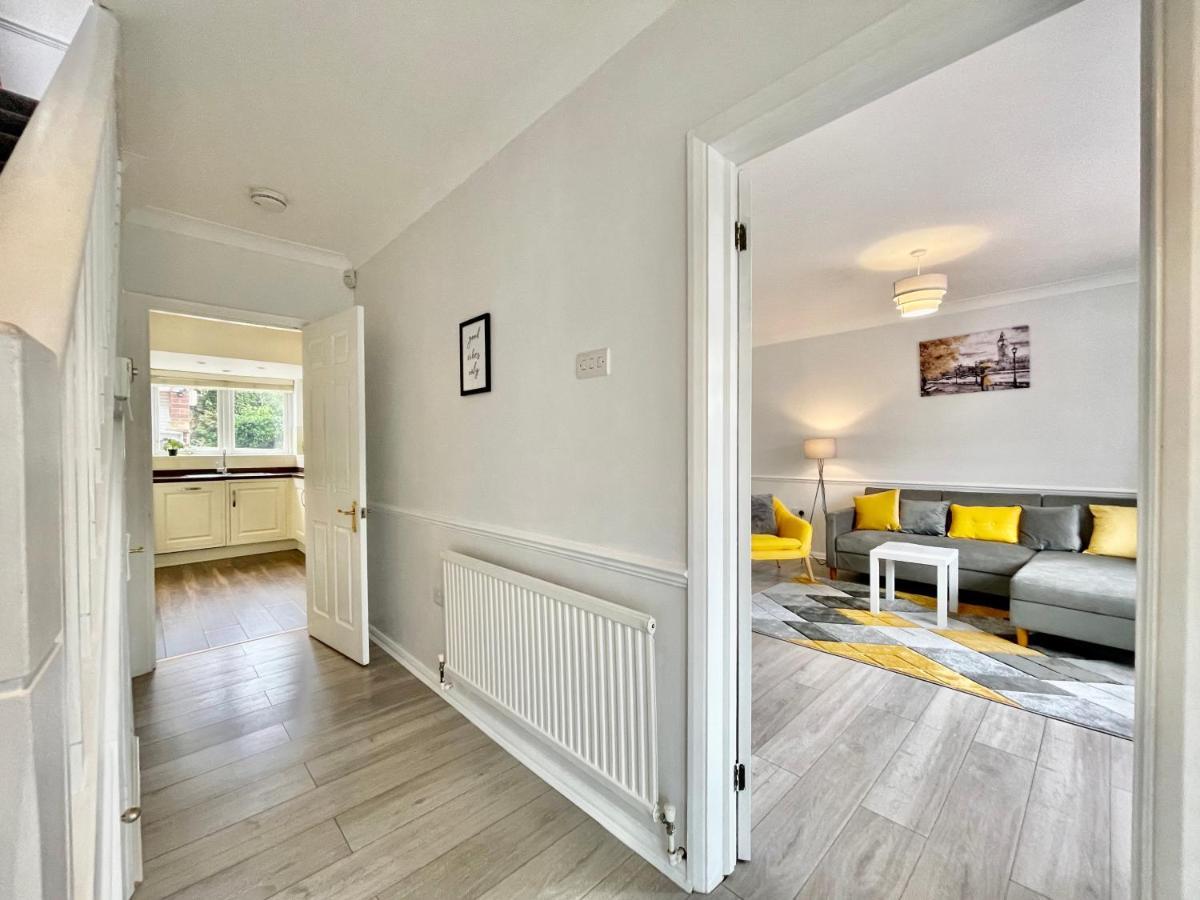 Stylish 3 Bed Chigwell Home With Free Parking المظهر الخارجي الصورة