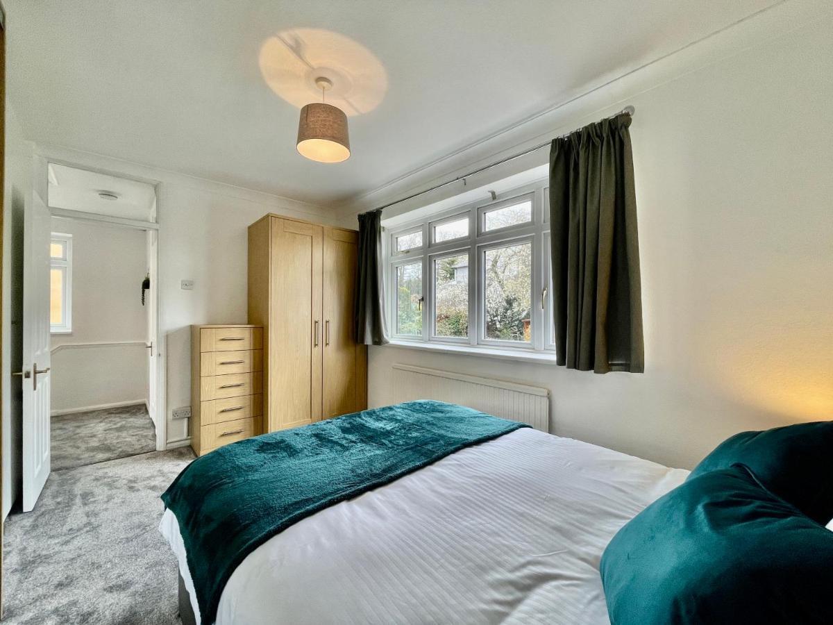 Stylish 3 Bed Chigwell Home With Free Parking المظهر الخارجي الصورة