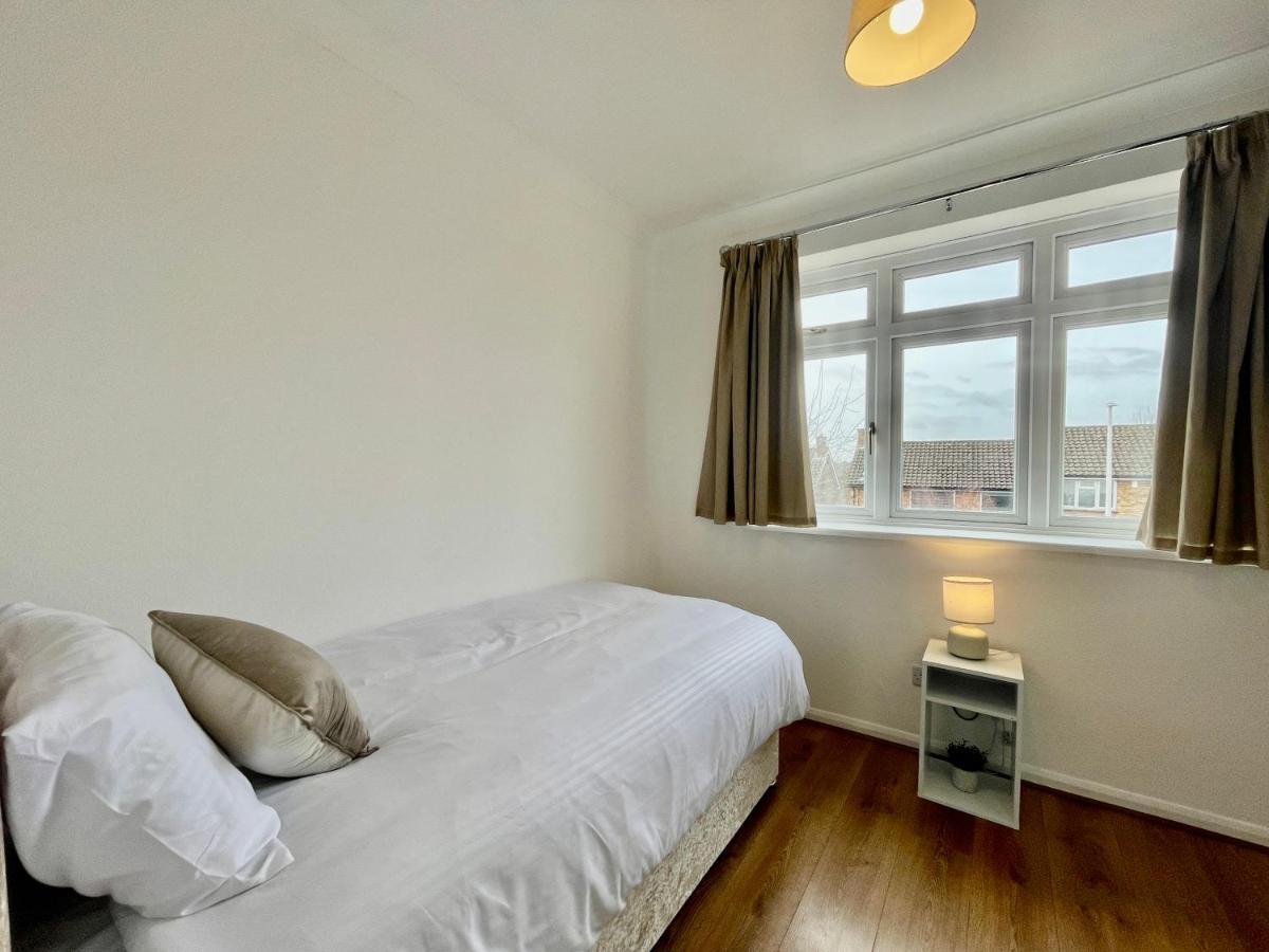 Stylish 3 Bed Chigwell Home With Free Parking المظهر الخارجي الصورة
