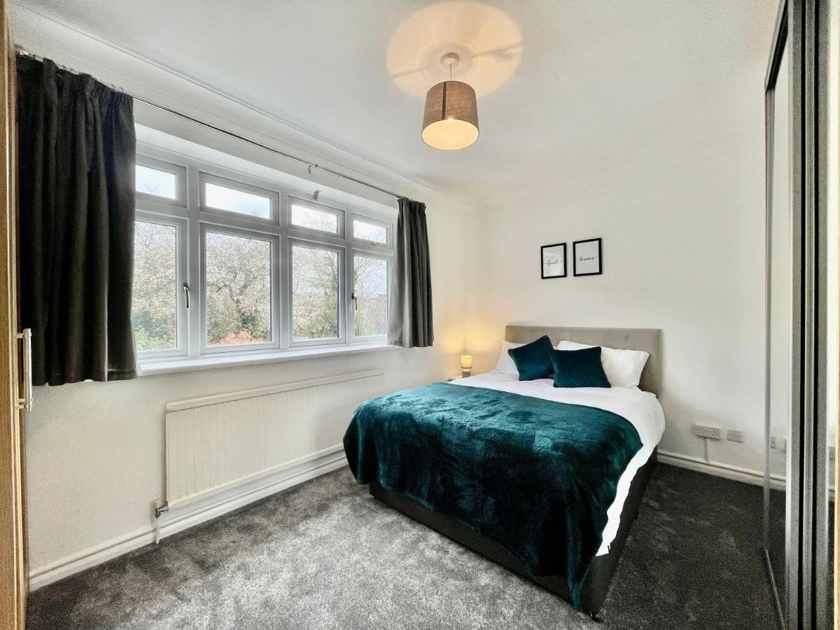 Stylish 3 Bed Chigwell Home With Free Parking المظهر الخارجي الصورة
