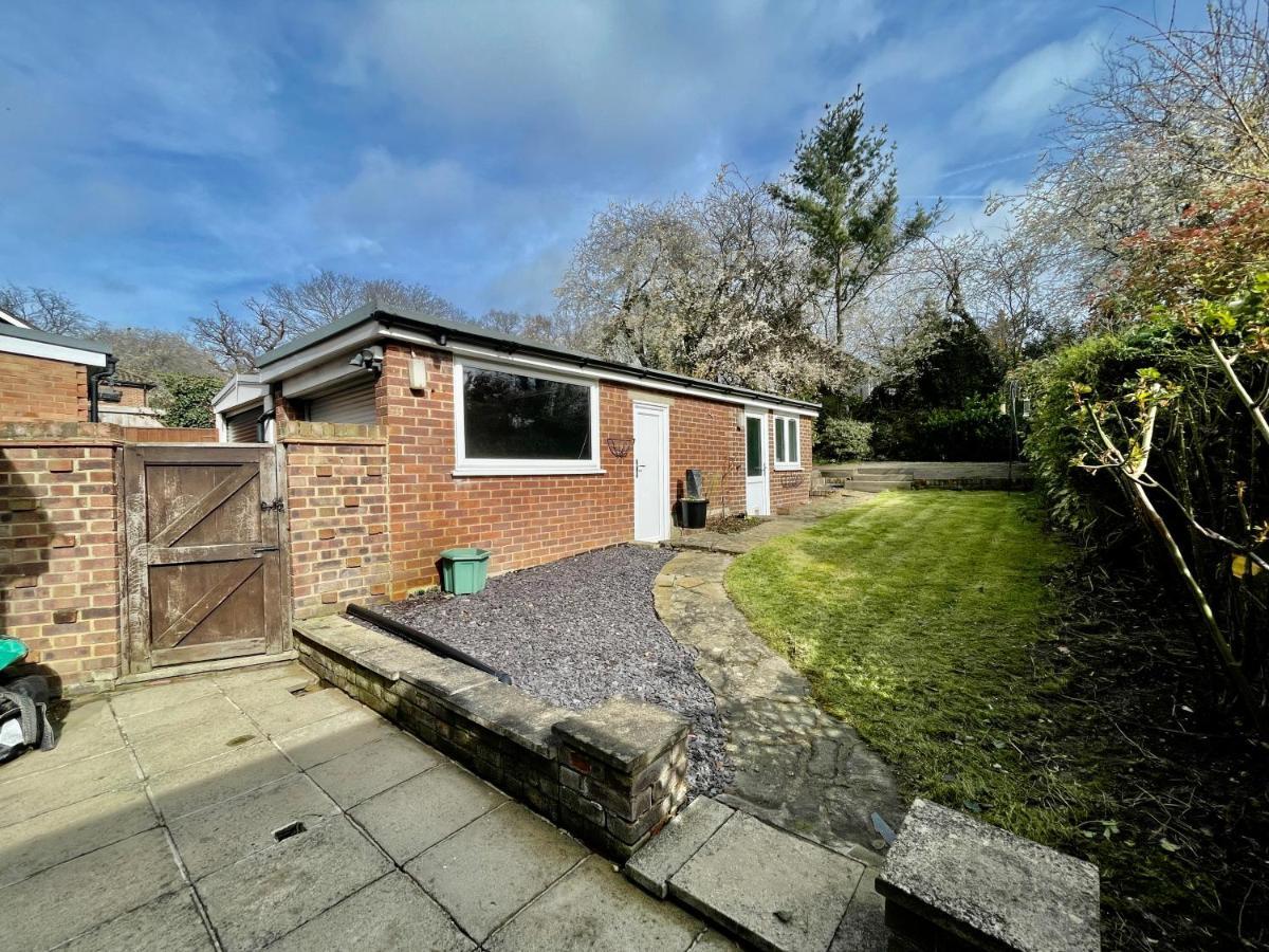Stylish 3 Bed Chigwell Home With Free Parking المظهر الخارجي الصورة