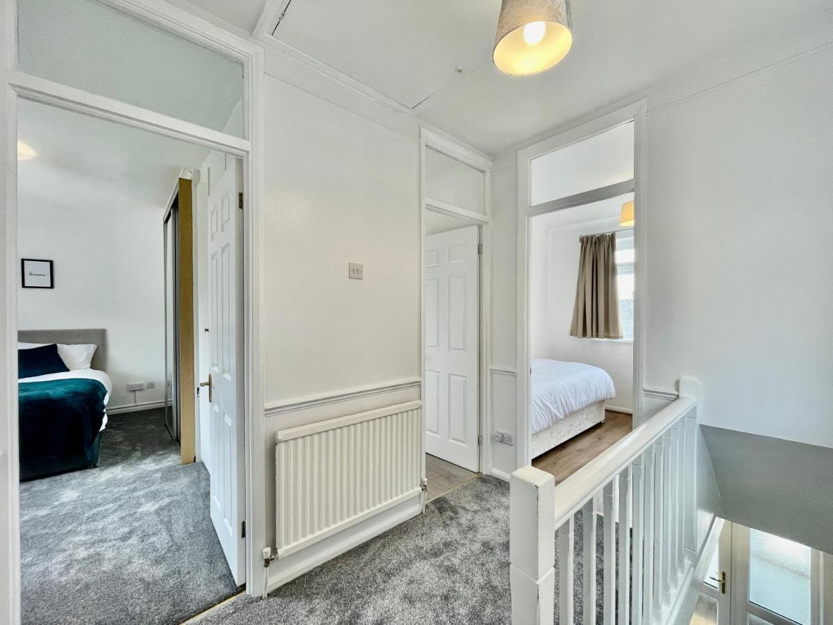 Stylish 3 Bed Chigwell Home With Free Parking المظهر الخارجي الصورة