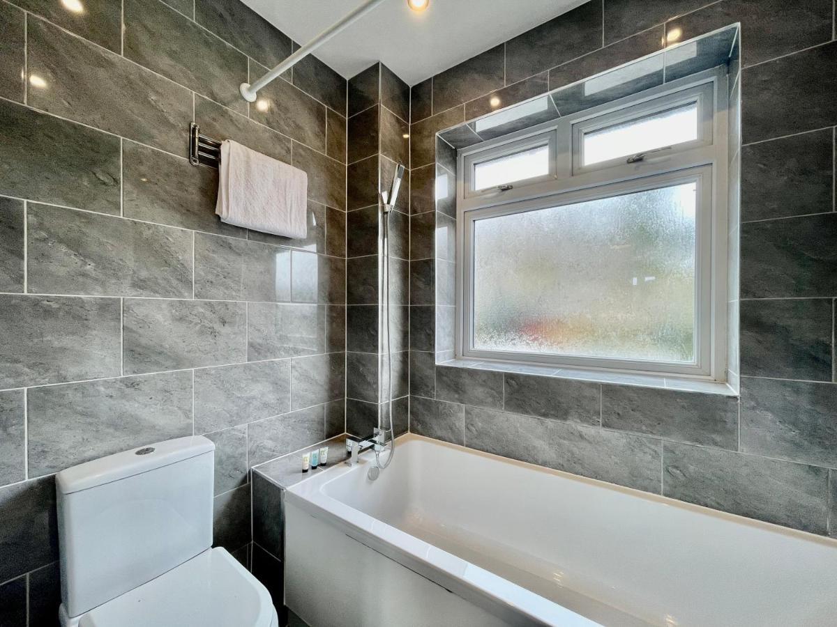 Stylish 3 Bed Chigwell Home With Free Parking المظهر الخارجي الصورة