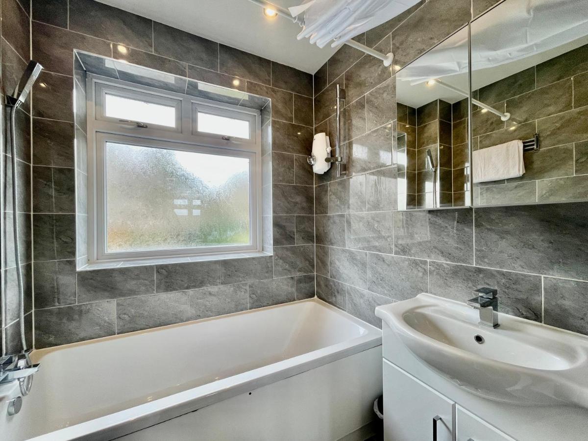 Stylish 3 Bed Chigwell Home With Free Parking المظهر الخارجي الصورة
