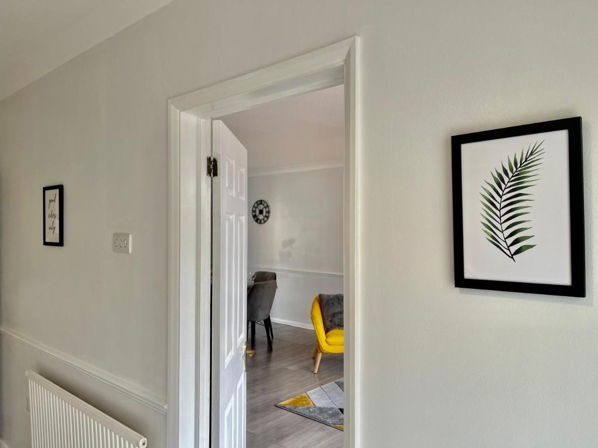 Stylish 3 Bed Chigwell Home With Free Parking المظهر الخارجي الصورة