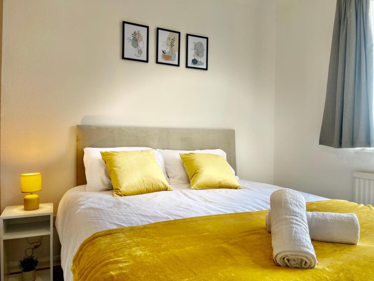 Stylish 3 Bed Chigwell Home With Free Parking المظهر الخارجي الصورة